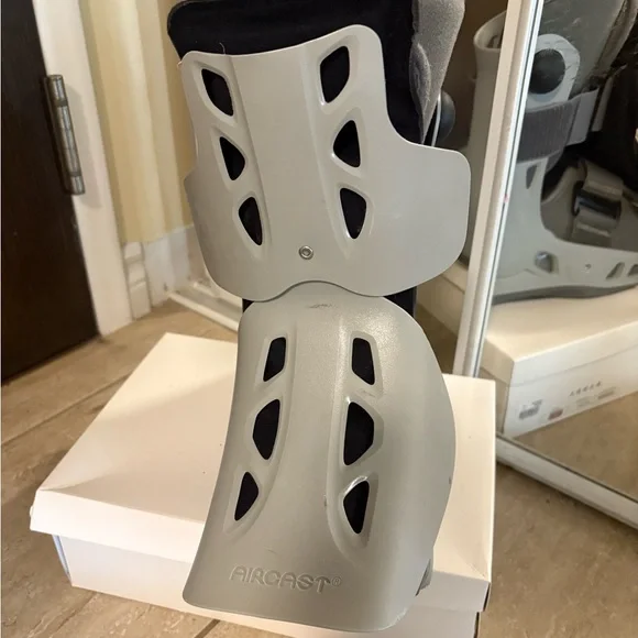 Gray cast Boot, Aircast - Picture 3 of 4